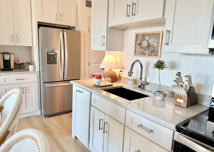 Ocean View- King Suite - Romantic Couples Oasis - Private Access To Beach!